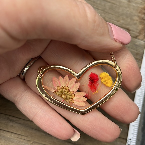 Handmade Real Pressed Dried Flower Botanical Resin Heart Necklace - Picture 11 of 16